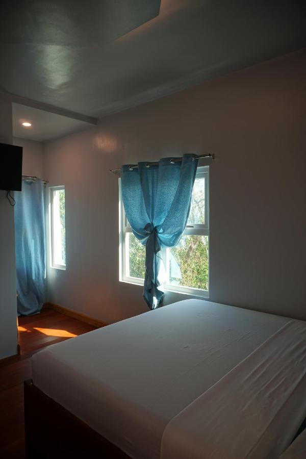 L Cafe Restobar & Lyn'S Guest House San Juan  Esterno foto