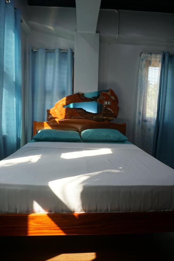 L Cafe Restobar & Lyn'S Guest House San Juan  Esterno foto
