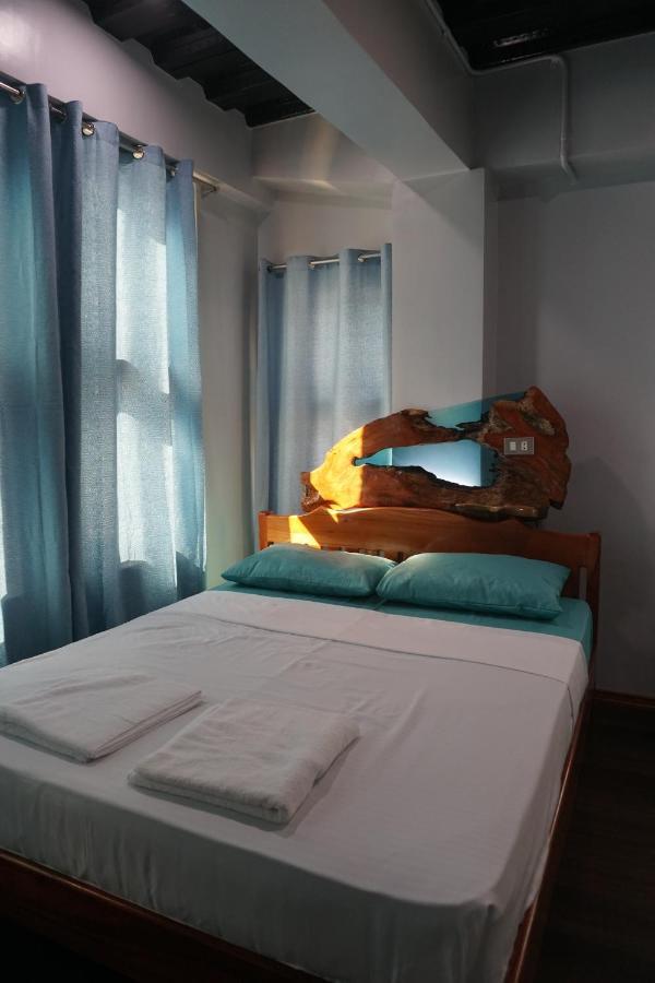 L Cafe Restobar & Lyn'S Guest House San Juan  Esterno foto