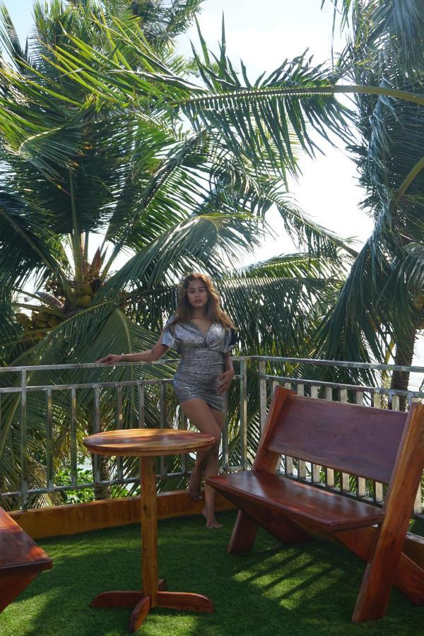 L Cafe Restobar & Lyn'S Guest House San Juan  Esterno foto
