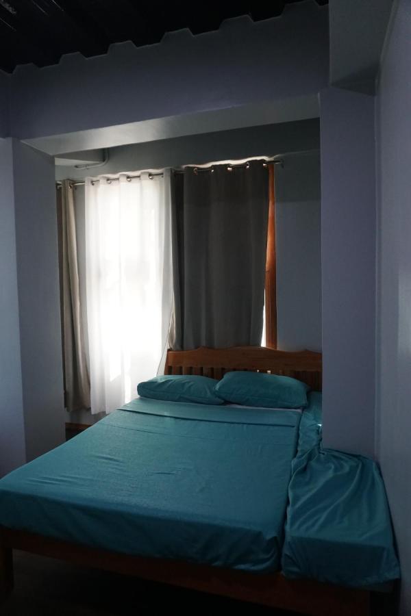 L Cafe Restobar & Lyn'S Guest House San Juan  Esterno foto