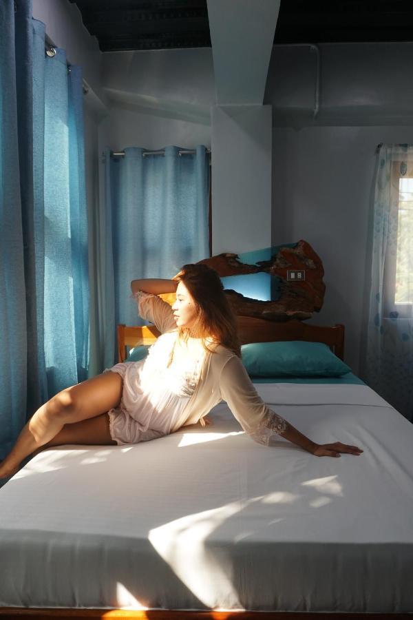 L Cafe Restobar & Lyn'S Guest House San Juan  Esterno foto