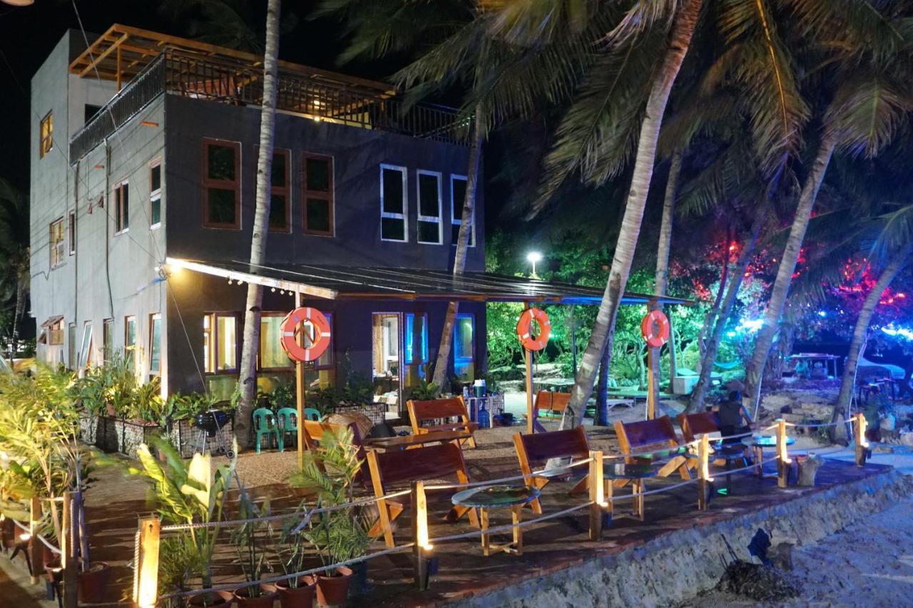 L Cafe Restobar & Lyn'S Guest House San Juan  Esterno foto