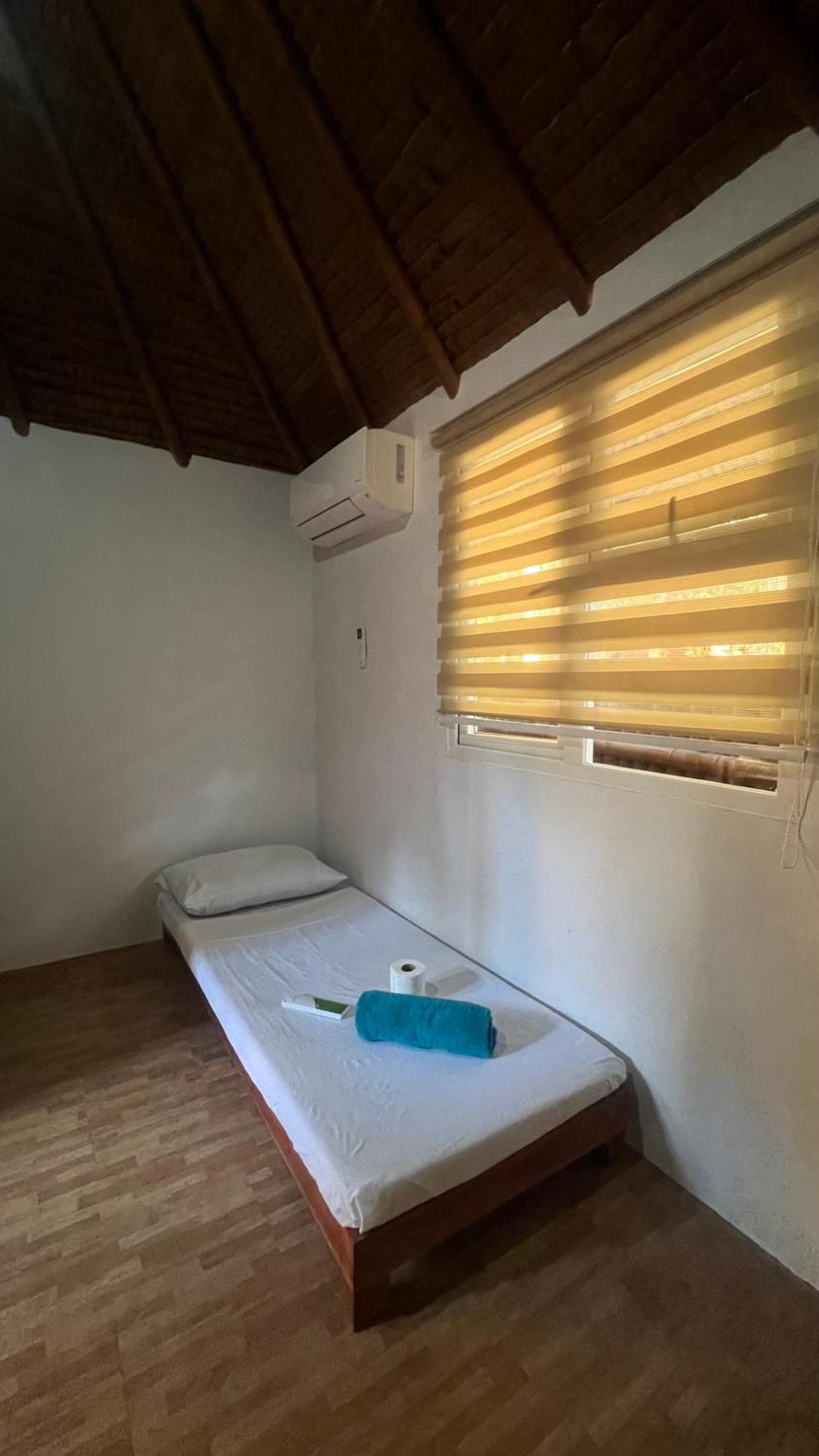 L Cafe Restobar & Lyn'S Guest House San Juan  Esterno foto