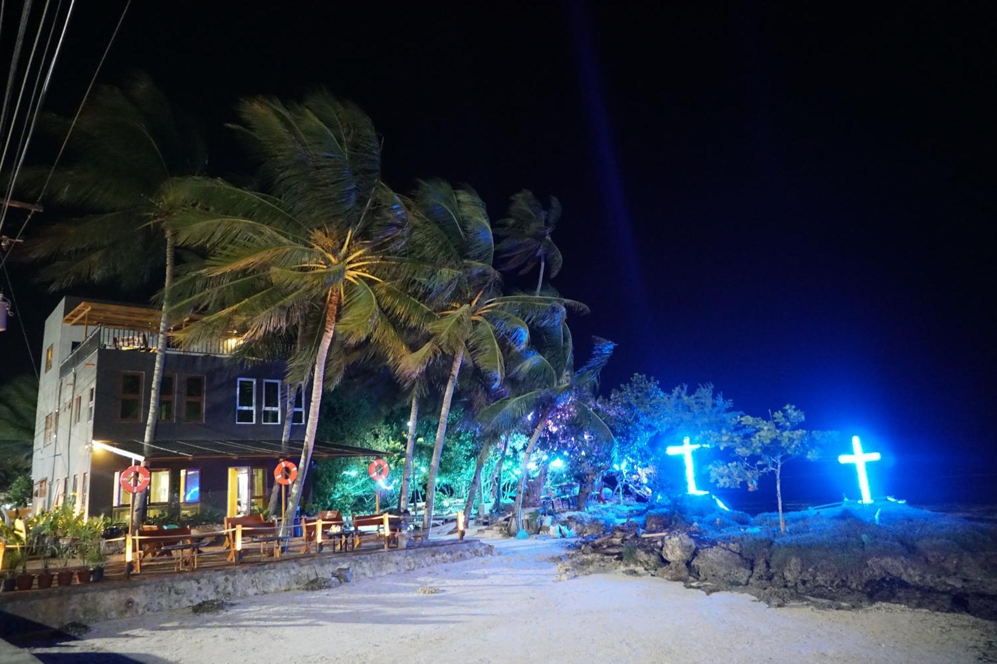 L Cafe Restobar & Lyn'S Guest House San Juan  Esterno foto