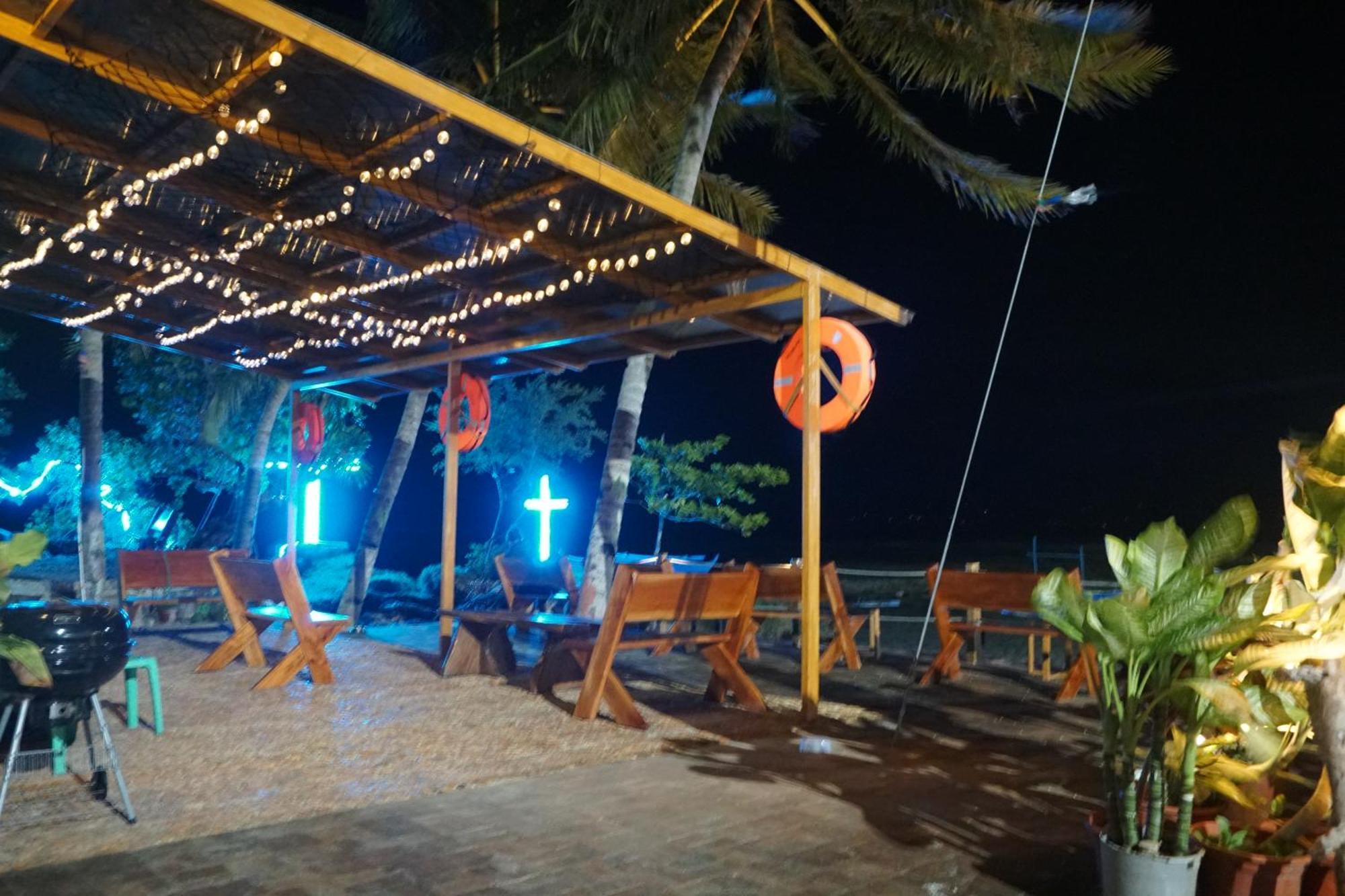 L Cafe Restobar & Lyn'S Guest House San Juan  Esterno foto