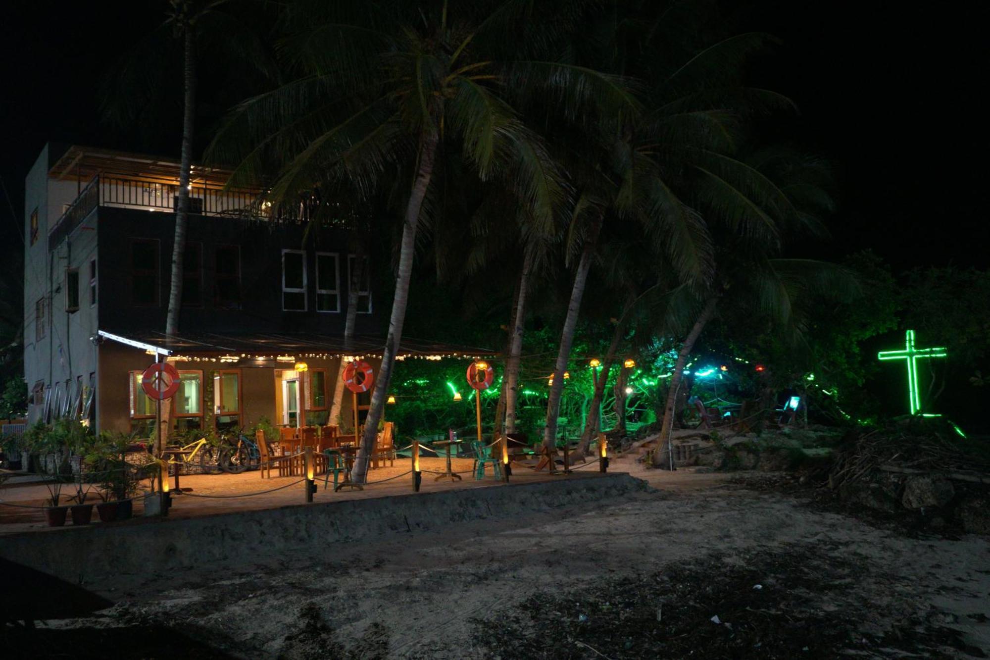 L Cafe Restobar & Lyn'S Guest House San Juan  Esterno foto